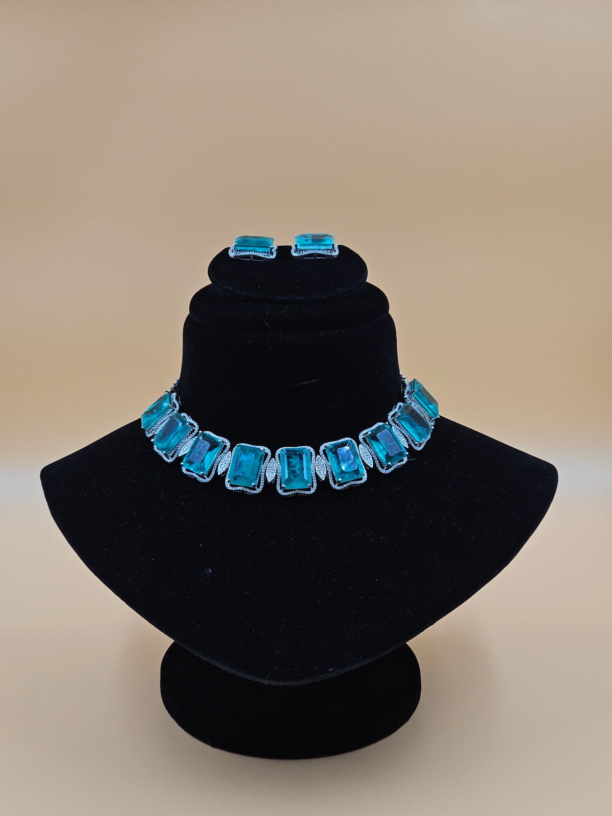 Gold-Tone Traditional Choker Necklace Set with Floral Stonework